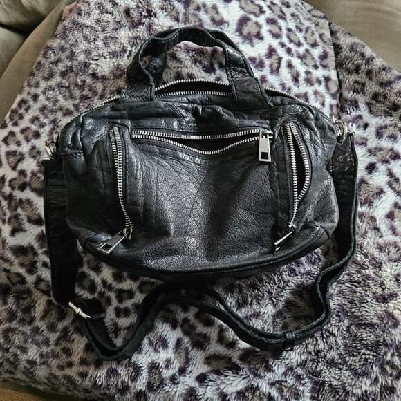 Núnoo | Washed Black Leather Crossbody Bag - Picture 5 of 13